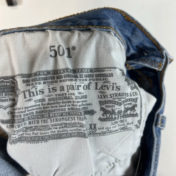 Levi's Women's 501 Light Wash Button Fly Distressed Jean Shorts Sz 28 Boho - Picture 6 of 9